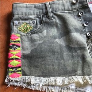 ⛺️⛺️Roxy embroidered camp cutoff shorts⛺️⛺️